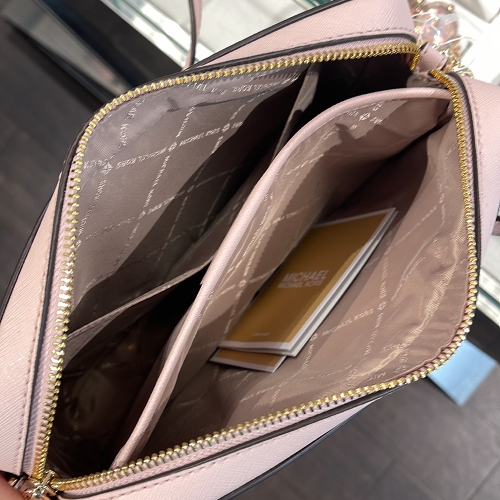 Michael Kors Jet Set Item Large East West Zip Crossbody Leather Powder Blush
NWT - Picture 11 of 16